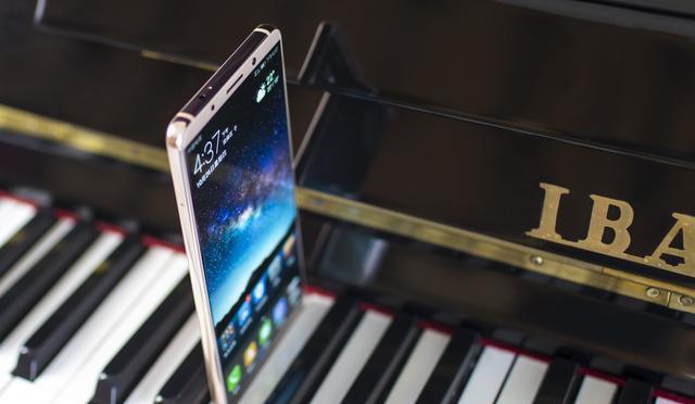 双面玻璃全面屏还有IP67防水 华为Mate 10 Pro外观评测