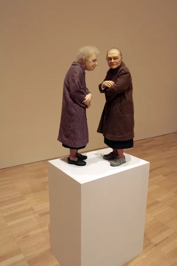 人造人能手Ron Mueck|携巨型新作亮相首届维多利涯静助家美术馆三年展