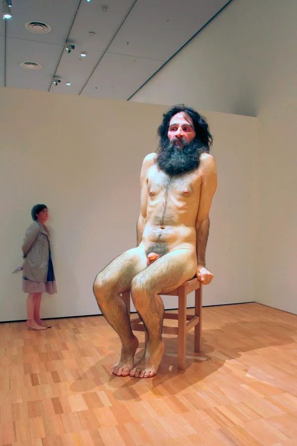 人造人能手Ron Mueck|携巨型新作亮相首届维多利涯静助家美术馆三年展