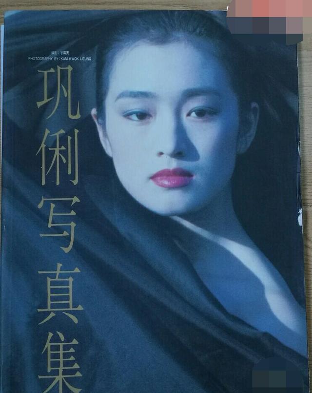 不要对巩俐太苛刻,她这个年龄的身段,没有肚腩的又有几位?