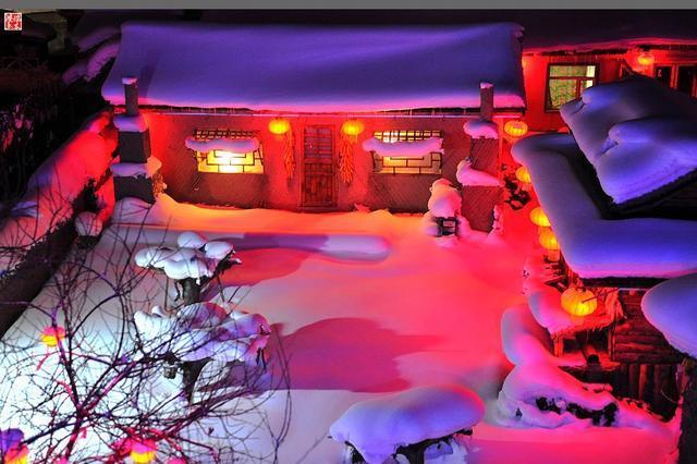 梦幻雪乡:童话般的冰雪世界,猪肉炖粉条、小鸡炖蘑菇一个也不少