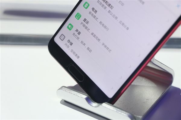 荣耀V10图赏:高颜值旗舰 这红色太有爱!