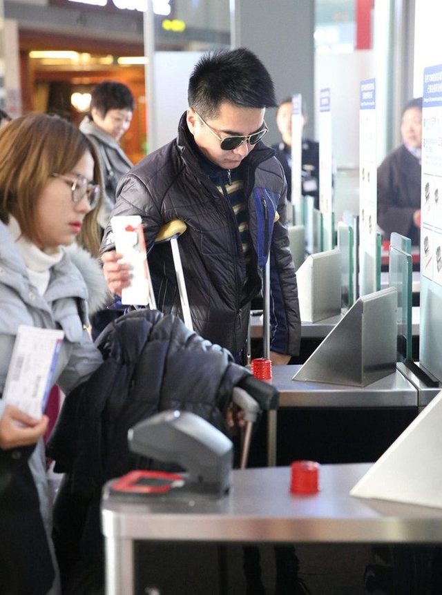 许亚军机场拄拐杖依旧帅气有型 自己解释受伤原因 笑翻网友