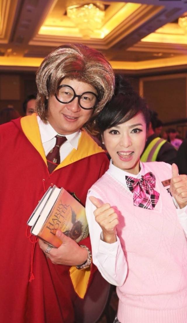 62岁米雪上演“制服诱惑”,一身校服朝气蓬勃,好像真的学生妹