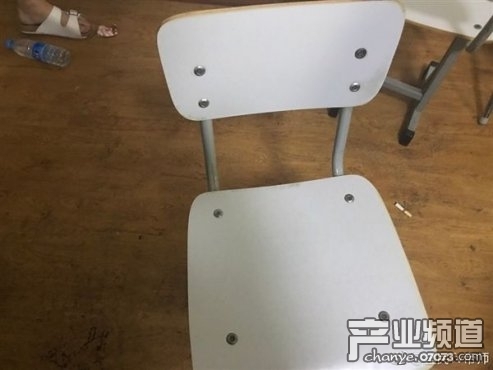 LOL主播小智工作室曝光 墙壁脱皮破旧不堪