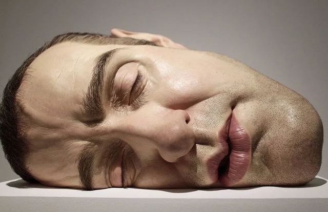 人造人能手Ron Mueck|携巨型新作亮相首届维多利涯静助家美术馆三年展