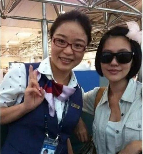 7位素颜女明星与空姐合影,赵丽颖清纯依旧,最后一位很亲民