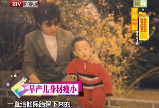 今已33岁靠“娃娃脸”出演15年童星,被误以为“母子”俩