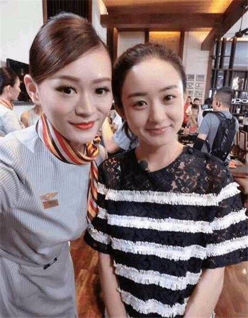 7位素颜女明星与空姐合影,赵丽颖清纯依旧,最后一位很亲民