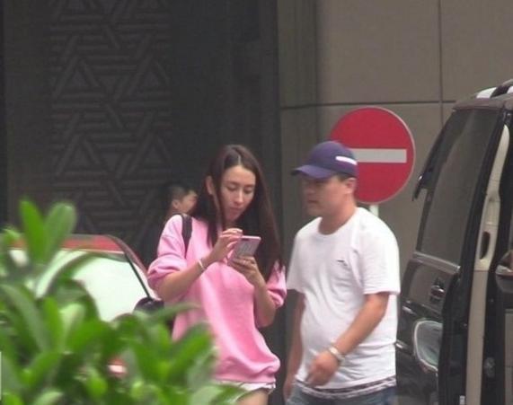 马苏素颜在路上等车,网友:把超短裤穿出了“尿不湿”的感觉