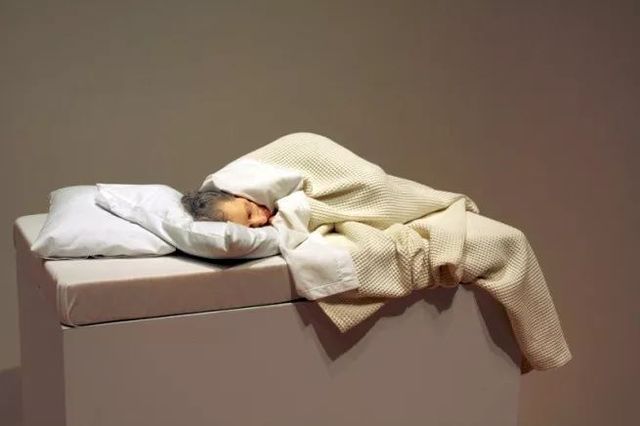 人造人能手Ron Mueck|携巨型新作亮相首届维多利涯静助家美术馆三年展