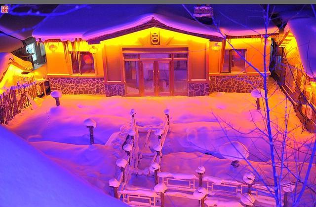 梦幻雪乡:童话般的冰雪世界,猪肉炖粉条、小鸡炖蘑菇一个也不少