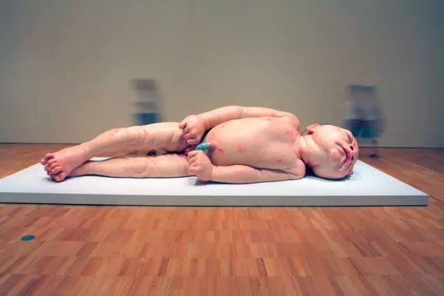 人造人能手Ron Mueck|携巨型新作亮相首届维多利涯静助家美术馆三年展