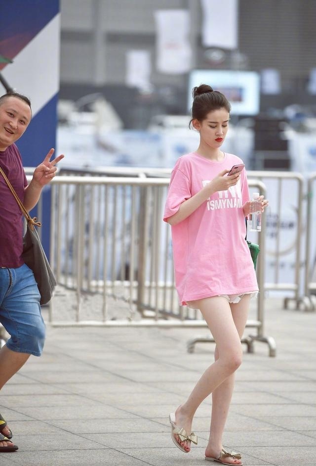 成都路人街拍,最后那位吊带裙的小姐姐,很甜美特有公主范!大夏季的穿衣搭配,你也可以穿的比她们漂亮哦!