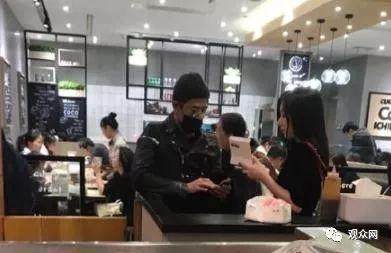 郭富城方媛街头亲吻大秀恩爱,网友直呼:终于有明星正面的新闻!