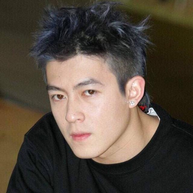 陈冠希认为圈中只有2位男星比他帅,答案很有说服力