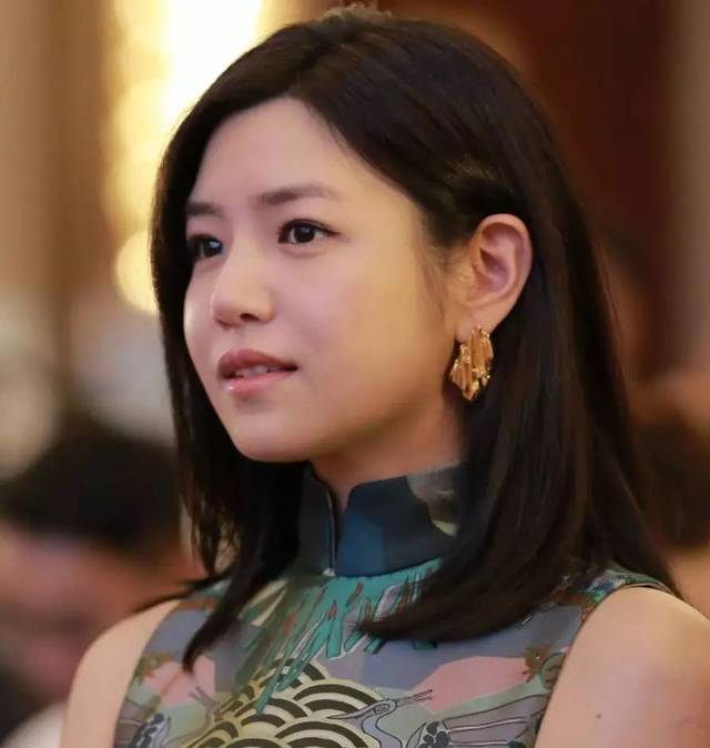 选对衣领,弱化脸部缺陷