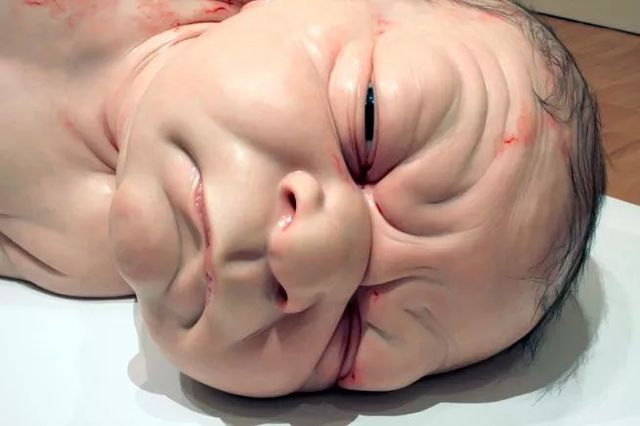 人造人能手Ron Mueck|携巨型新作亮相首届维多利涯静助家美术馆三年展