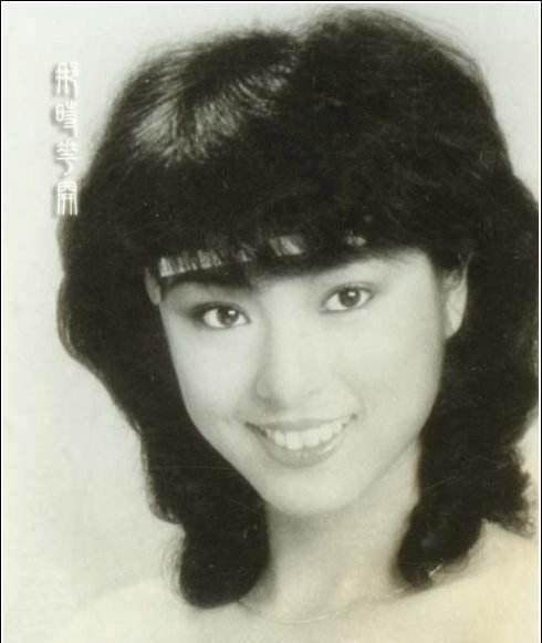 米雪真敢穿!62岁还能穿粉色校服短裙扮学生妹