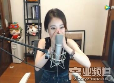 LOL阿冷给冯提莫刷礼物 冯提莫惊呼“大气”!