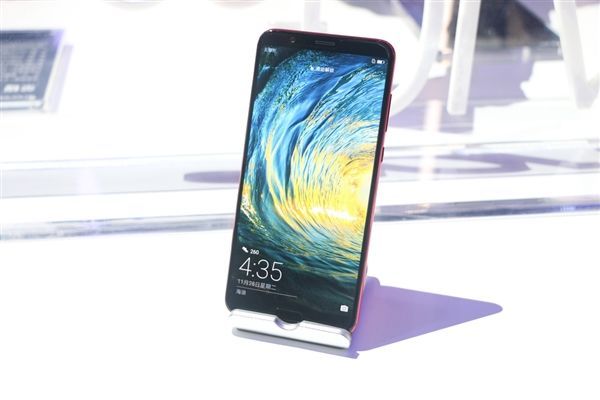 荣耀V10图赏:高颜值旗舰 这红色太有爱!