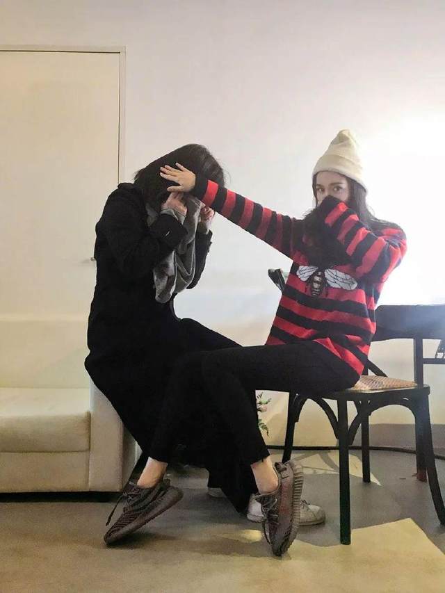 杨幂穿男装大玩自拍居然还很少女!和周云鹏撞衫,简直碾压完爆!