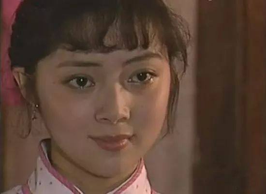 张莉因饰演《红楼梦》中的薛宝钗而深受影响,年近50依旧单身一人
