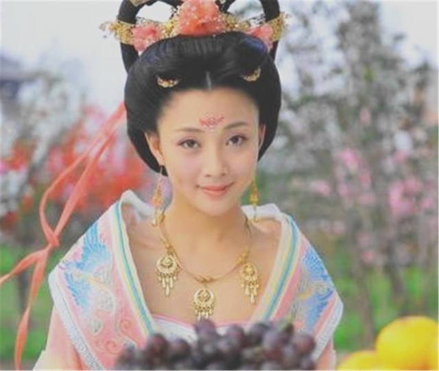 十二星座穿越到古代是哪一位眉心印花的美女?射手座的美翻了!