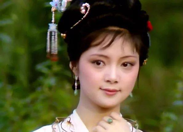 张莉因饰演《红楼梦》中的薛宝钗而深受影响,年近50依旧单身一人