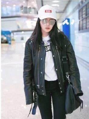 她拥有四分之一韩国血统,被称为宅男女神的她玩起时尚打扮前卫