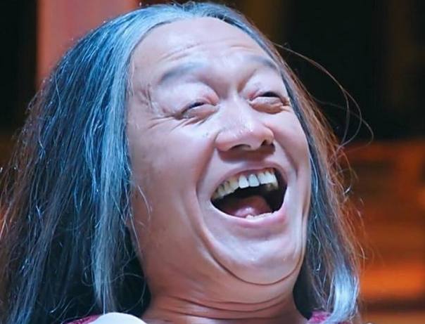 开心一笑:甲夸乙的宝宝真漂亮,就是有点黑,乙:摸黑生的……